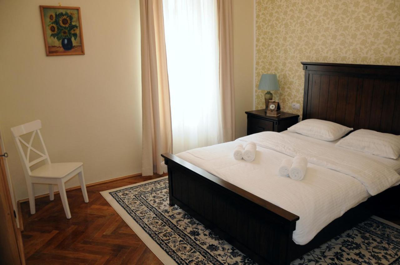 Black Gate - 2 Bedroom Apartment In The Heart Of Old Town With Free Private Secured Parking Brasov Luaran gambar